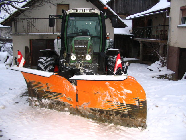Snowplow_on_tractor.jpg